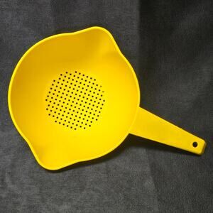 Tupperware Yellow Colander Heavy Duty Hand Held Plastic Strainer Handle Spout